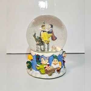 Disney Snow White 'Merry Christmas' Enesco Musical 5.75" VTG Holiday Snow Globe